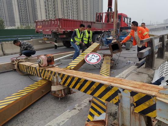 |十天4撞！郑州限高架很受伤 一个损失七万元左右