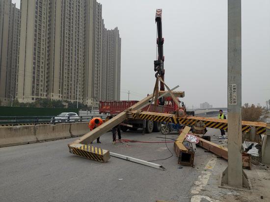 |十天4撞！郑州限高架很受伤 一个损失七万元左右