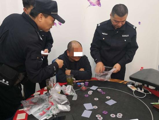 |郑州一饭店包间内设赌场 现场无现金有大量筹码