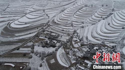 |甘肃多地现“半框秋色半框雪” 局地面临暴雪或降温考验