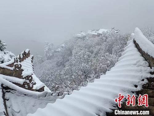 |甘肃多地现“半框秋色半框雪” 局地面临暴雪或降温考验