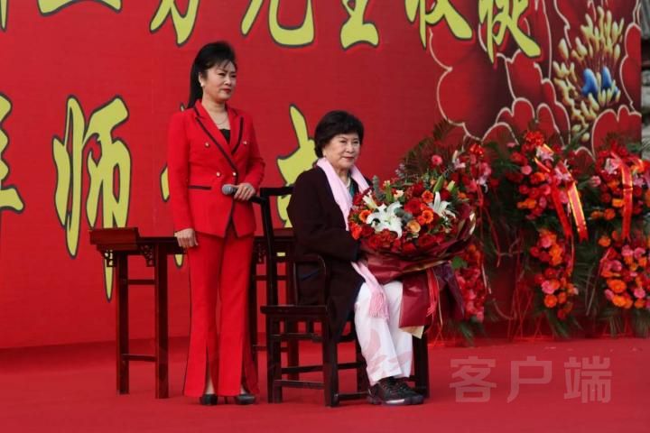 |著名曲艺大师刘兰芳收了个“南阳徒弟”