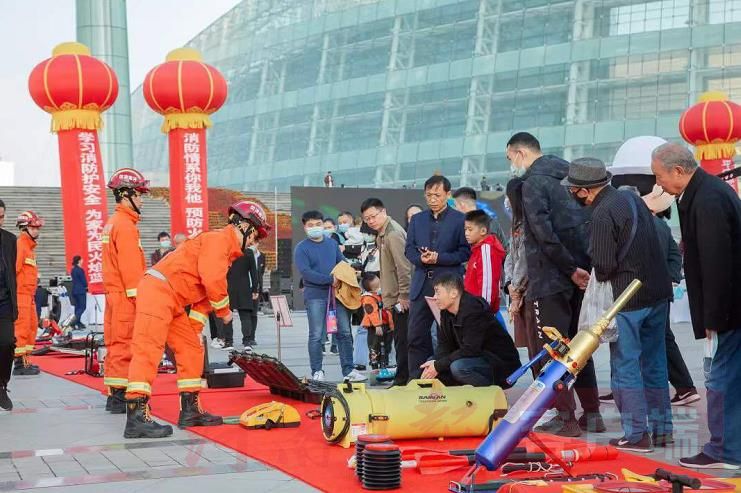 |范军受聘郑东新区消防公益大使