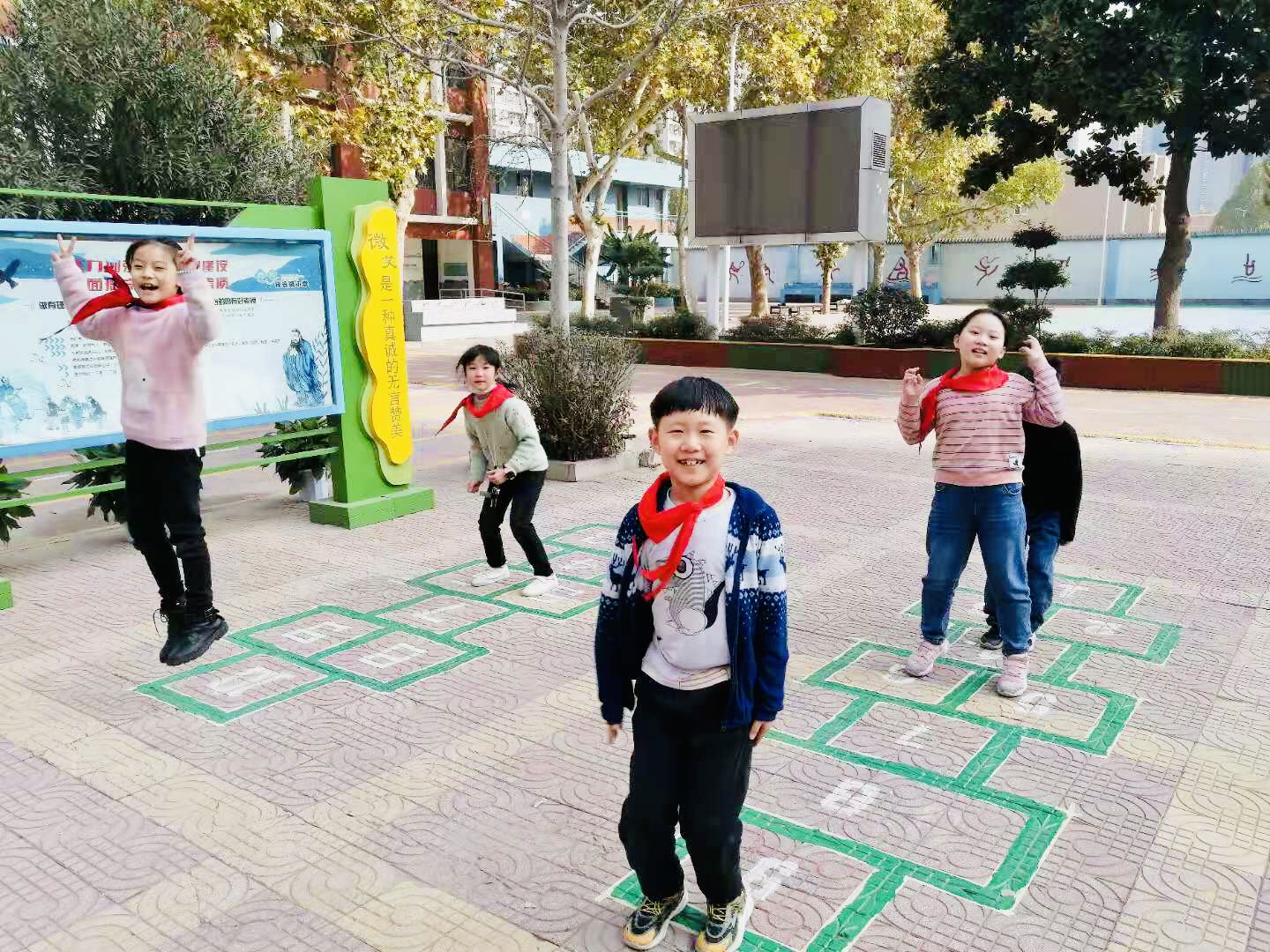 市二七区祥云路小学,一些有趣的传统游戏重现校园,孩子们的课间活动