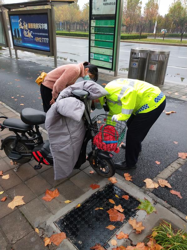 |早高峰时电动车被撞坏，女子不知所措，幸亏遇到暖心的他