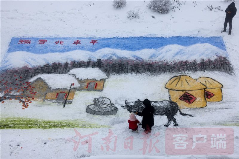 河南落雪 小伙山顶雪地作画《瑞雪兆丰年》寄心愿