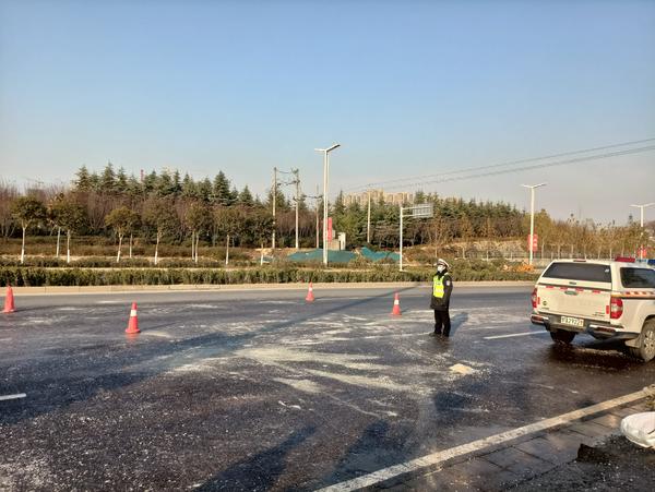 郑州一工地路面洒水结冰致车祸施工方拒担责 交警：建议到法院起诉
