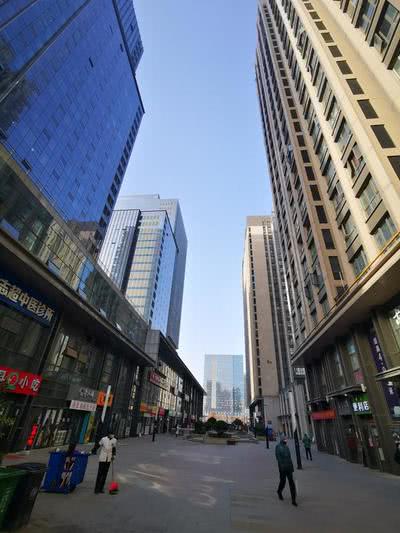 顶端网友张女士向顶端新闻·大河报记者反映,她住在二七区升龙城8号院