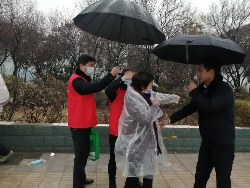 温暖！下雨天出门没带雨衣雨伞？一下午他们送出50件一次性免费雨衣-大河网