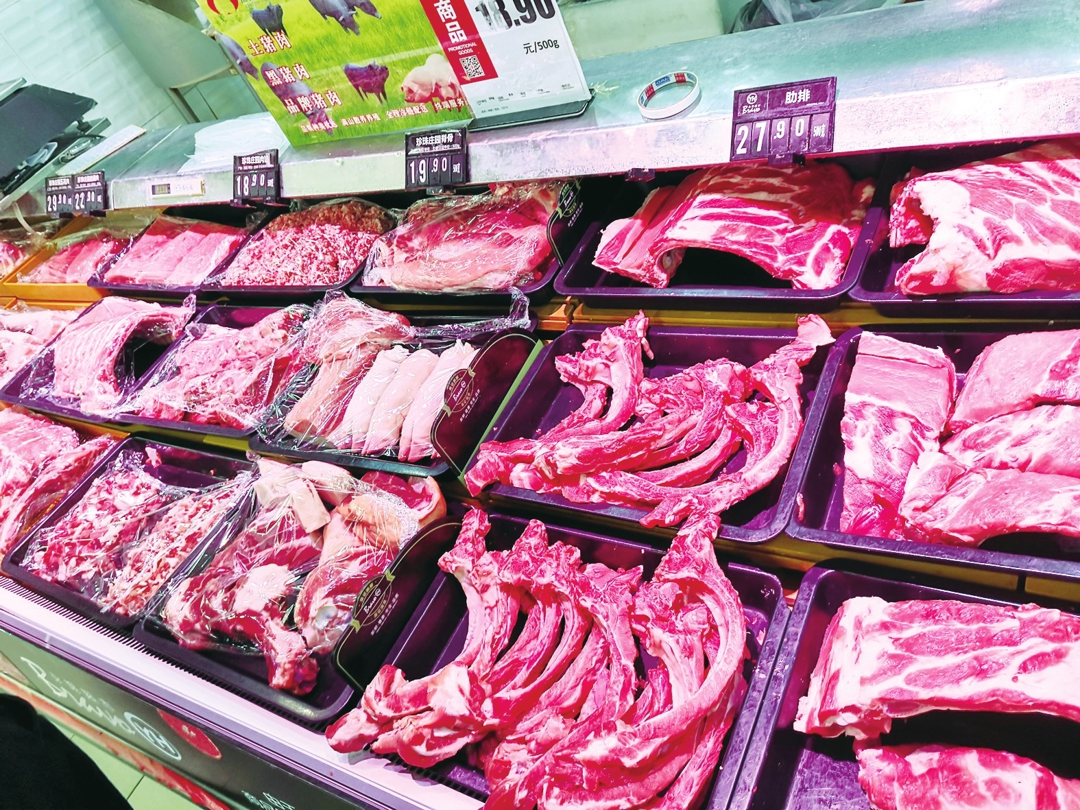 郑州商超里,猪肉比上个月一斤最多降了12元