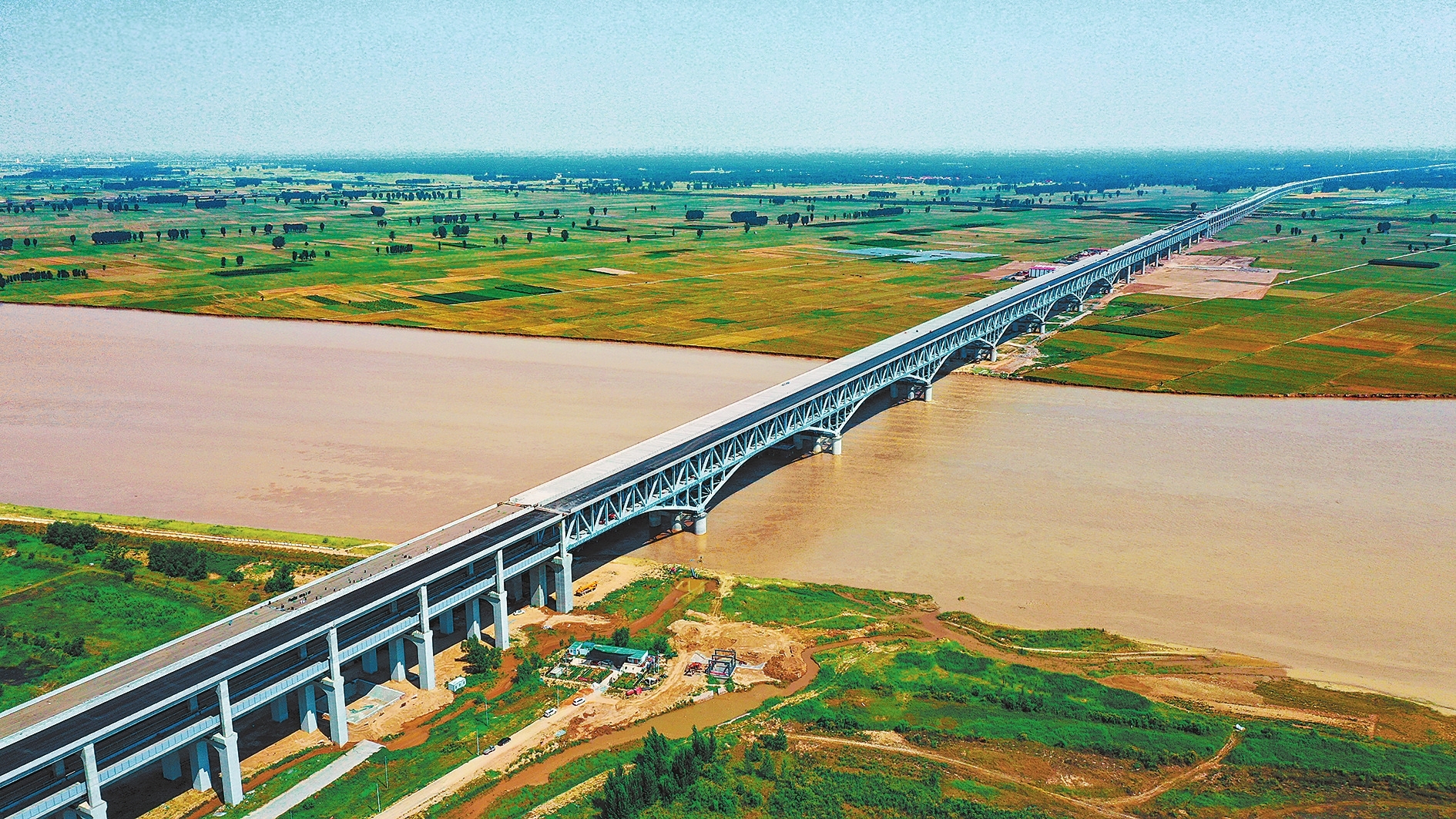 6月30日,郑(州)济(南)铁路郑州黄河特大桥主桥已进入最后施工阶段