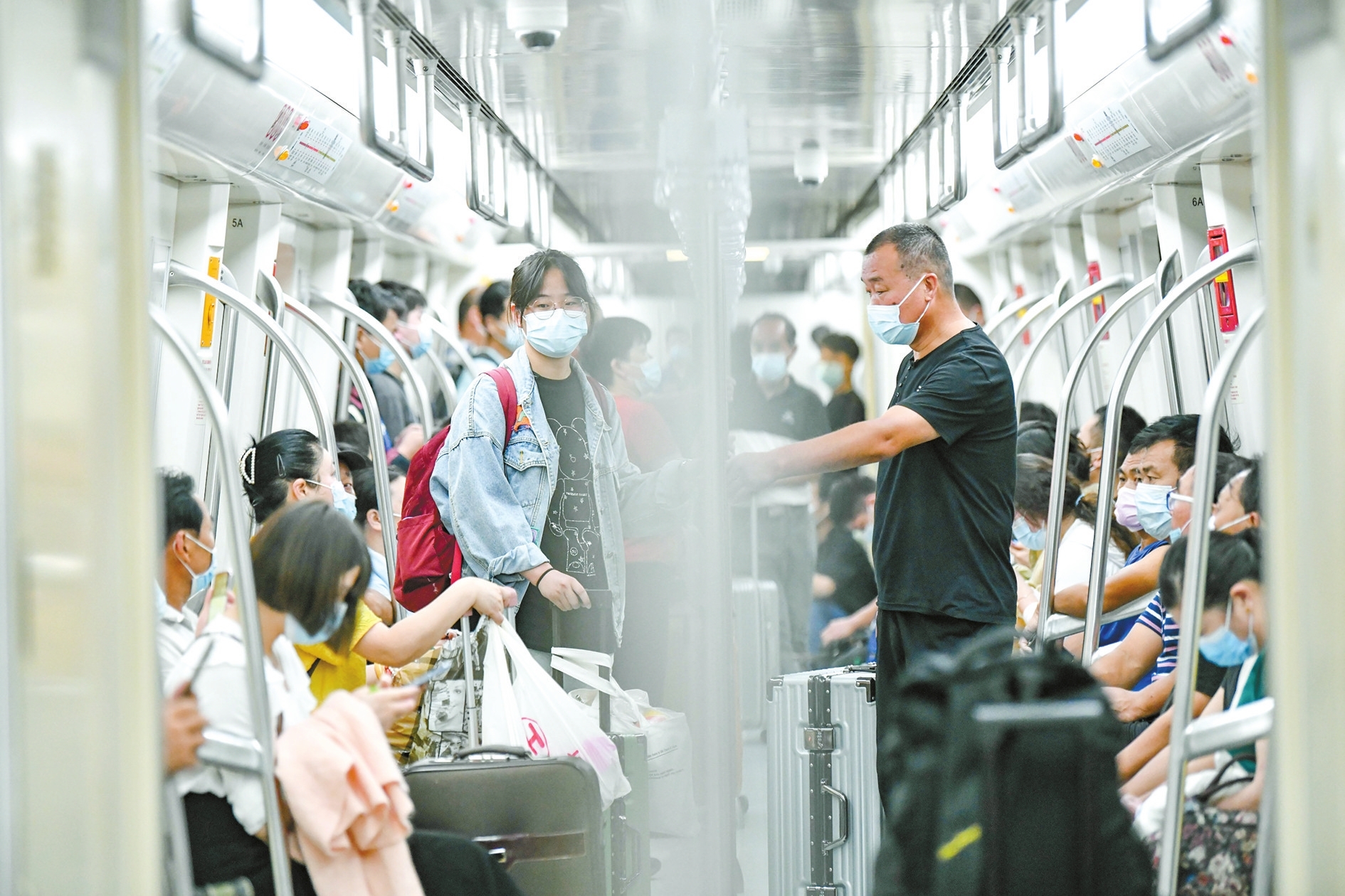 拥挤的地铁车厢图片