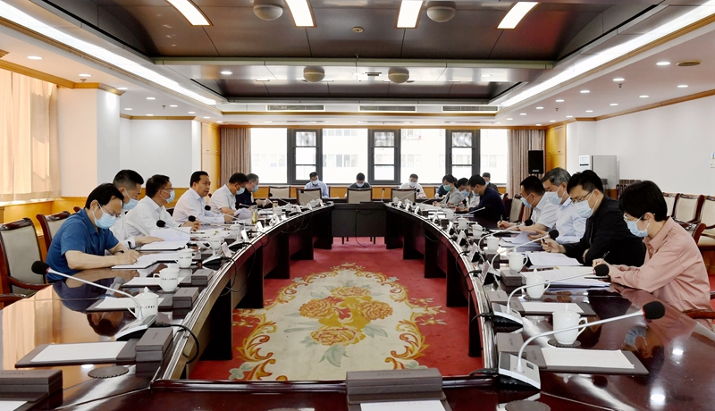 会议现场会议认真传达学习习近平总书记对湖南长沙居民自建房倒塌事故