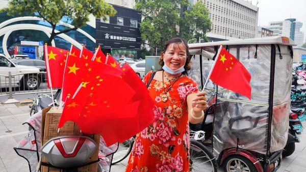 最爱这一抹“中国红”！ 郑州大街小巷飘扬五星红旗