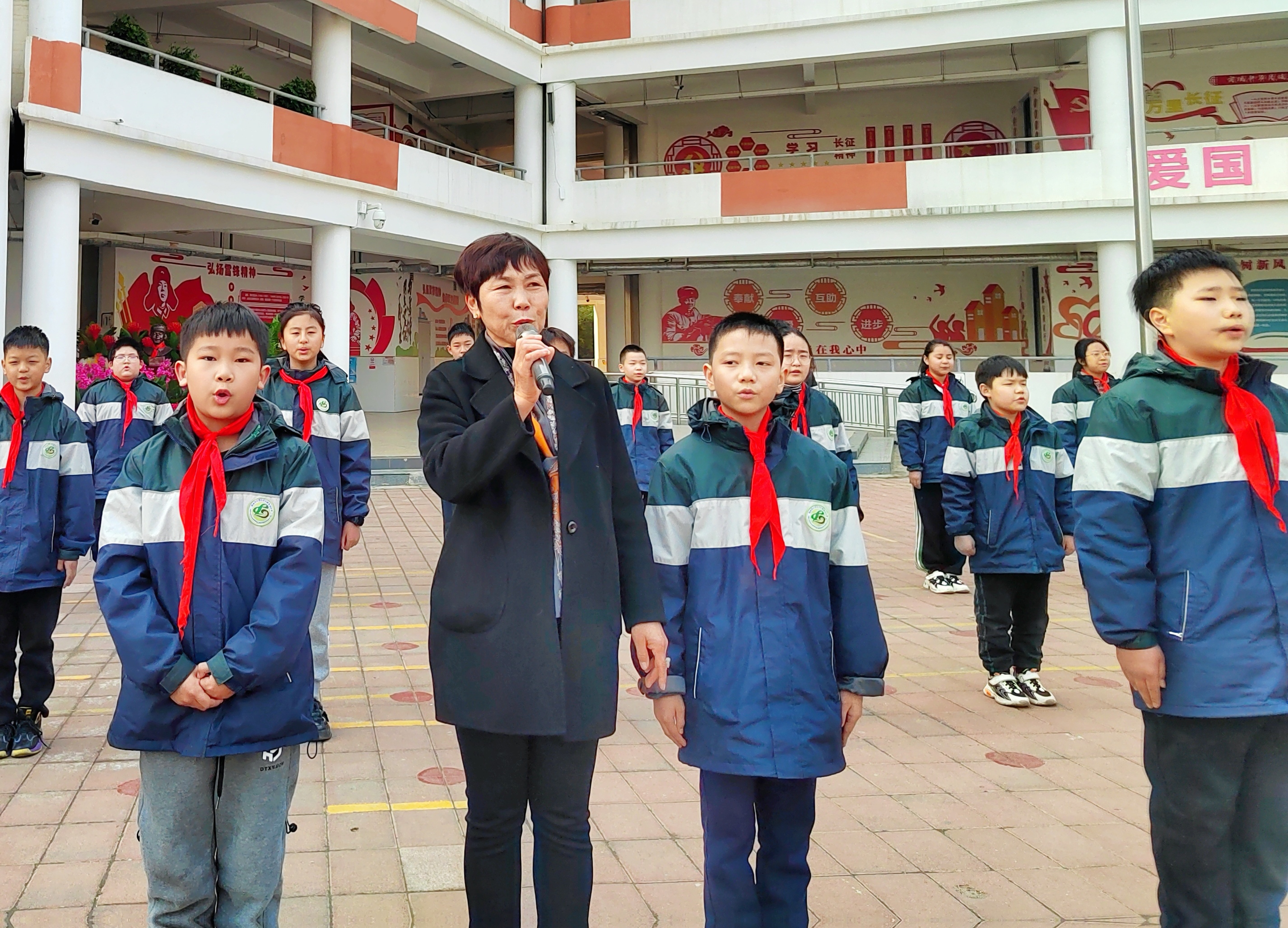 郑州市伏牛路第四小学进行学雷锋红歌传唱比赛