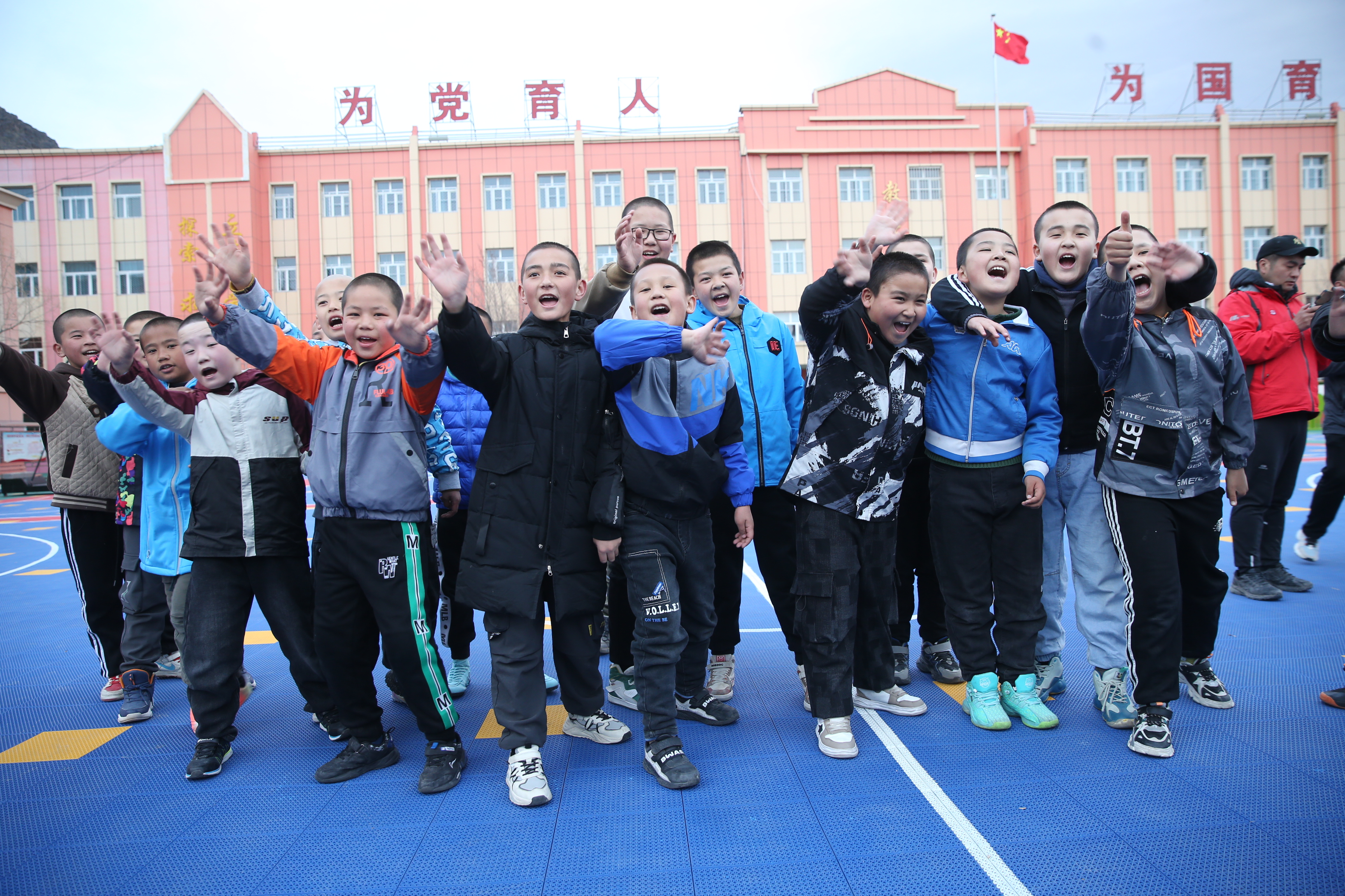 哈密市伊吾县中心小学,孩子们在快乐玩耍.