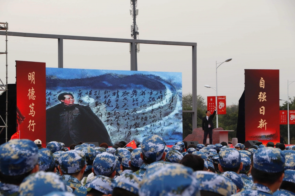 “传承红色基因 争做时代新人——红岩革命故事展演”活动在重庆理工大学两江校区知行广场隆重举行，为新生带来了一场生动而又深刻的“思政第一课”。