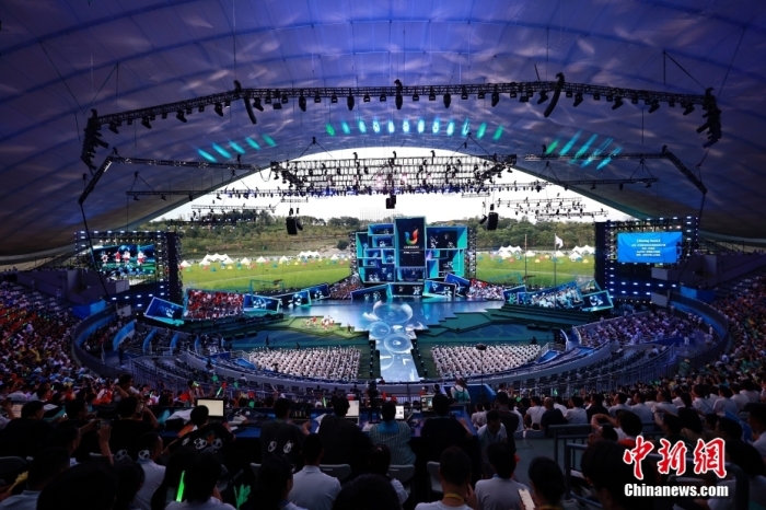 8月8日,第31届世界大学生夏季运动会闭幕式在成都露天音乐公园举行.