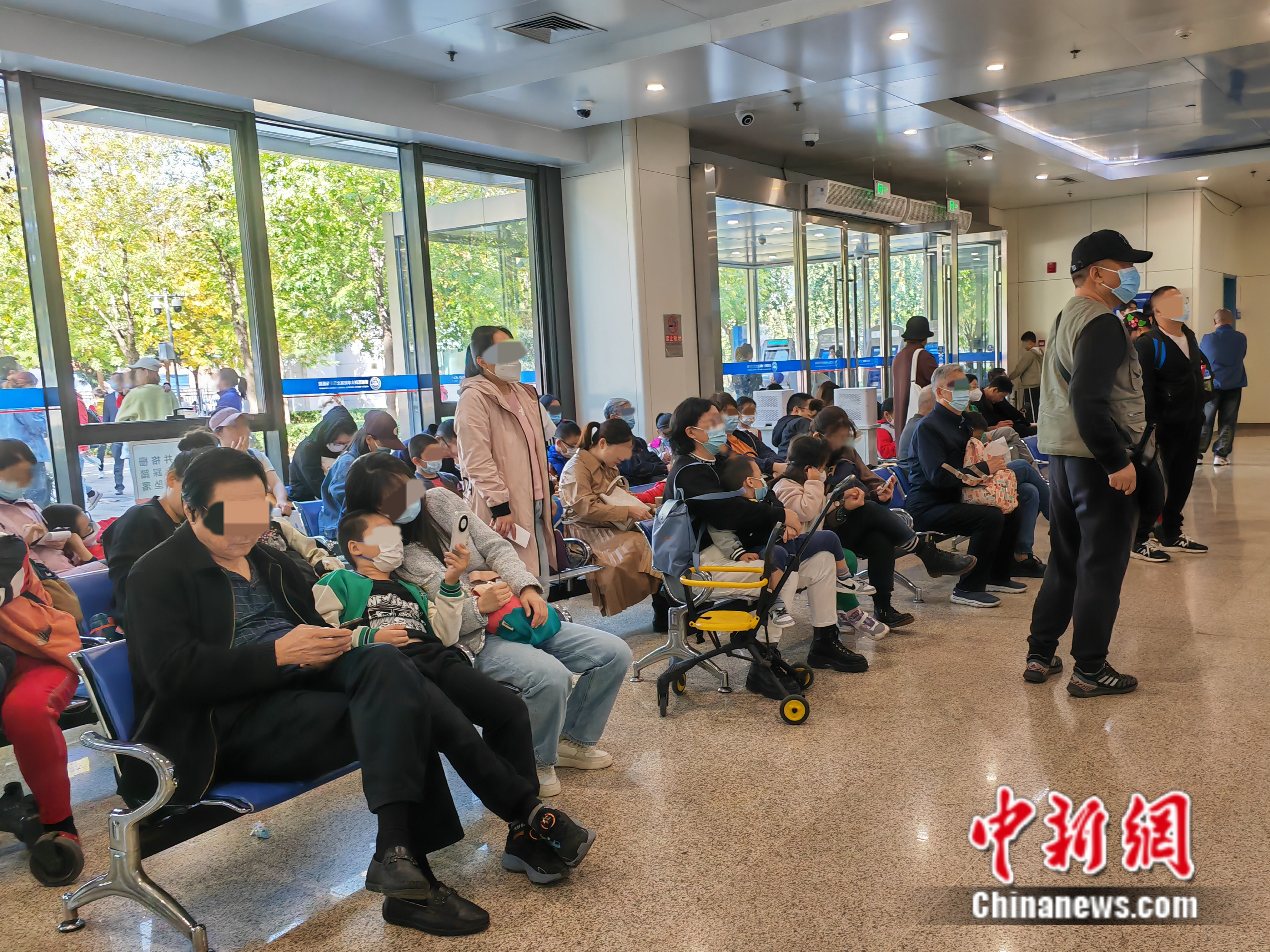 10月26日上午,北京天坛医院儿科门诊等候区受访者供图