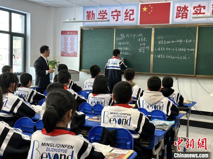 江苏淮安援疆教师刘培源等老师和胡杨河市第一中学学生一起踢雪地足球