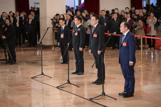 3月4日，全国政协十四届二次会议首场“委员通道”集体采访活动在北京人民大会堂举行。新华社记者 李贺 摄