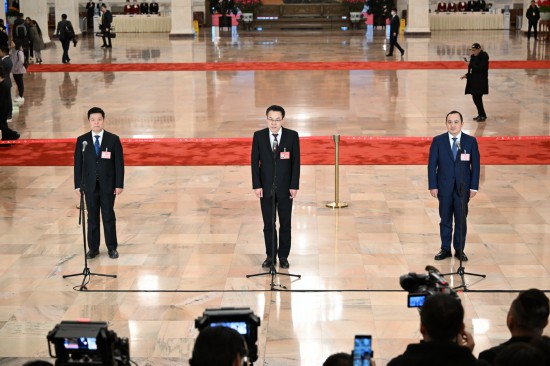 3月4日，全国政协十四届二次会议首场“委员通道”集体采访活动在北京人民大会堂举行。新华社记者 陈晔华 摄