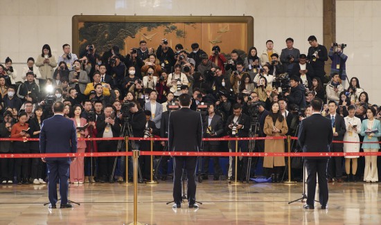 3月4日，全国政协十四届二次会议首场“委员通道”集体采访活动在北京人民大会堂举行。新华社记者 王建华 摄