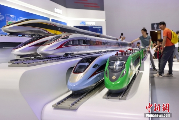 7月3日，2024全球数字经济大会数字经济沉浸式体验区及新技术、新产品发布区吸引参观者。中新社记者 陈芳婷 摄