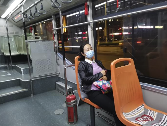 李春华@暖心！得知这位乘客的医护人员身份后 车上专门给她备了一个靠枕