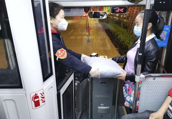 李春华@暖心！得知这位乘客的医护人员身份后 车上专门给她备了一个靠枕