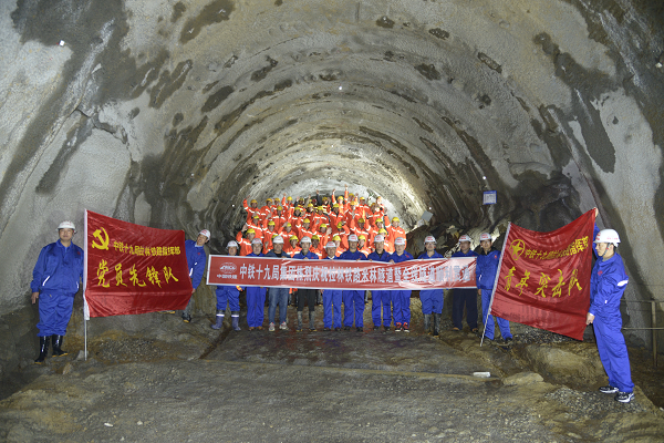 #拉萨#在建川藏铁路拉萨至林芝段全线47座隧道全部贯通 拉林铁路将在2021年建成通车