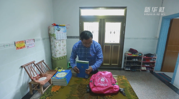 ：58岁的他会骑电瓶车，却每天背着粉色小书包步行30公里……