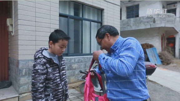 ：58岁的他会骑电瓶车，却每天背着粉色小书包步行30公里……