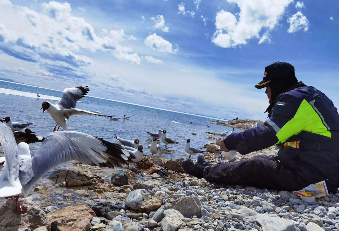 骑行许昌53岁的他三次穿越新藏线 感受美与温暖