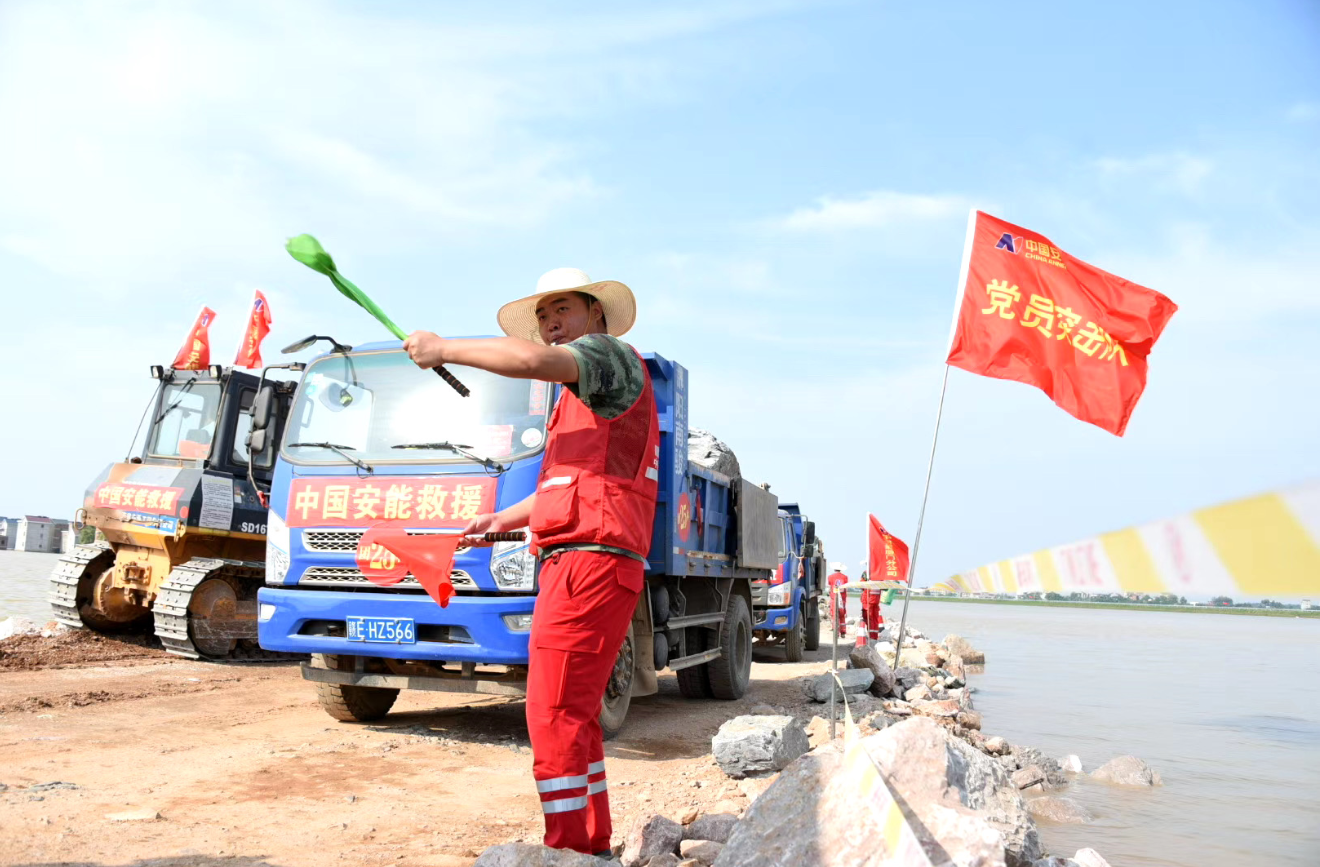 |直击鄱阳县圩堤漫决封堵现场： 抢险人员24小时不间断作业 封堵进占140米