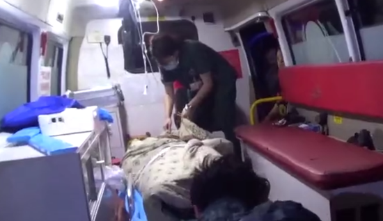 消防员装备|深夜，男子为逮蝎坠入二百米深沟