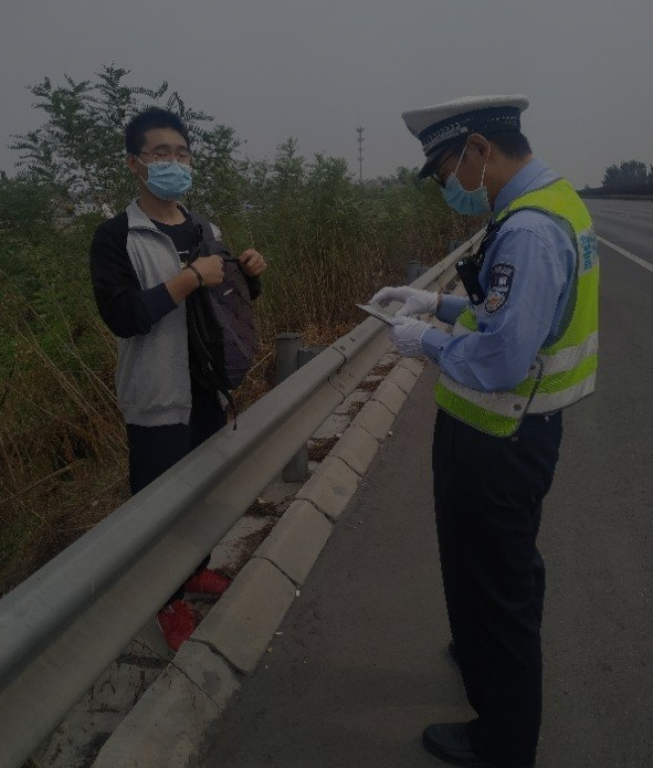 |很温暖很中国！高速上纷纷让路，因为我们“懂你”