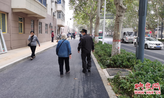 |儿子图省事提前一个路口让老妈下车 92岁老人家门口迷路