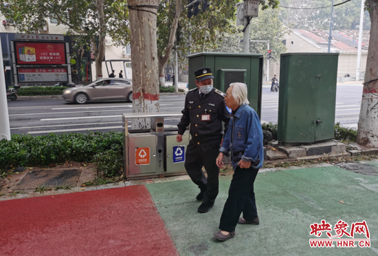 |儿子图省事提前一个路口让老妈下车 92岁老人家门口迷路