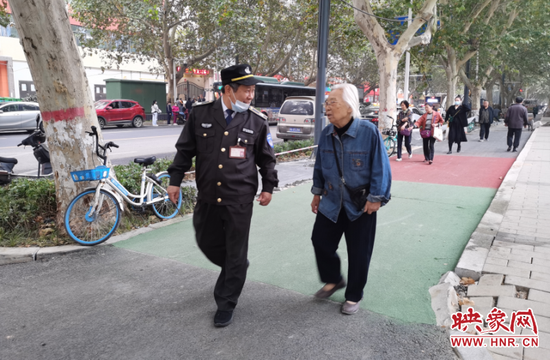 |儿子图省事提前一个路口让老妈下车 92岁老人家门口迷路