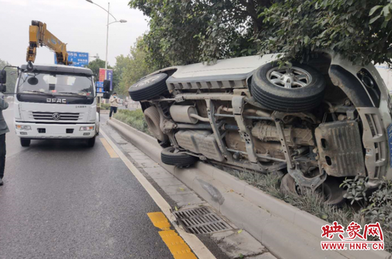 |郑州男子醉酒驾驶 车辆180度调头后侧翻在花坛里