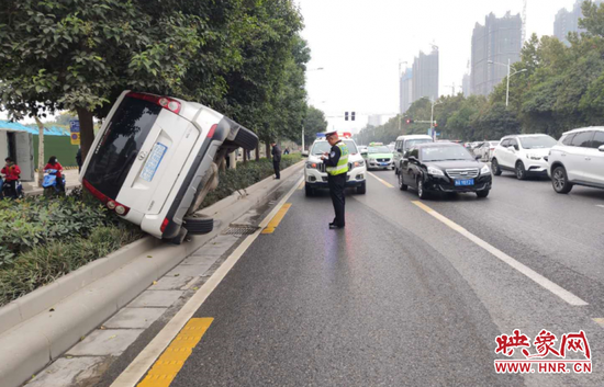 |郑州男子醉酒驾驶 车辆180度调头后侧翻在花坛里