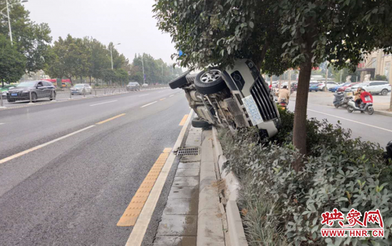 |郑州男子醉酒驾驶 车辆180度调头后侧翻在花坛里