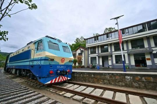 |火车飞进小山村，柿子还能酿成醋？