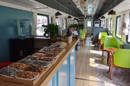 |火车飞进小山村，柿子还能酿成醋？