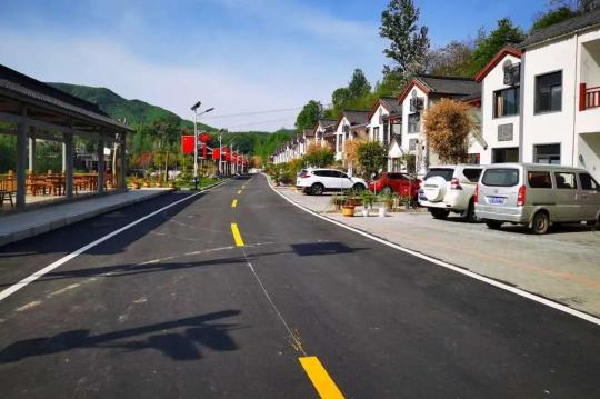 |火车飞进小山村，柿子还能酿成醋？