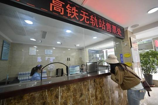 |火车飞进小山村，柿子还能酿成醋？