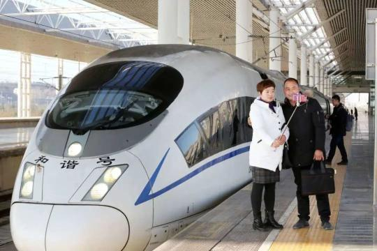 |火车飞进小山村，柿子还能酿成醋？