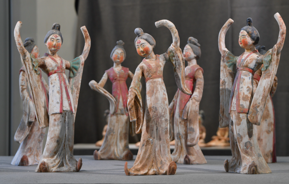 中国古代音乐舞蹈陶俑复制作品巡展在郑州大学美术学院美术馆开幕
