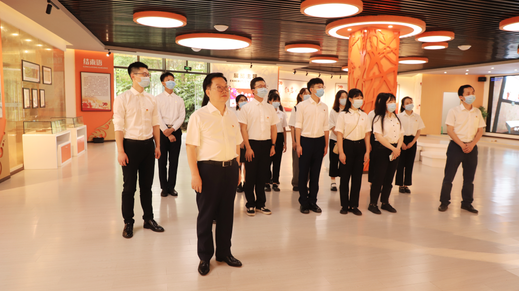 学校党委书记康骞带领新入党党员参观红岩精神展览室暨余祖胜烈士陈列室，进一步加强党员党性教育。 